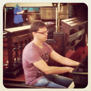 Tom Chatfield playing piano before TSOL live in Dublin